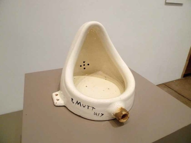 杜尚：《泉》，30.5厘米x 38.1 厘米x 45.7厘米，陶瓷便器，1917（1950 年复制品），2012 年摄于美国费城艺术博物馆 .jpg